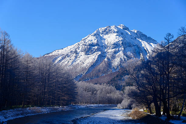 일본 나가노 가미코치의 겨울철 야케산과 아즈사강 - kamikochi national park 뉴스 사진 이미지