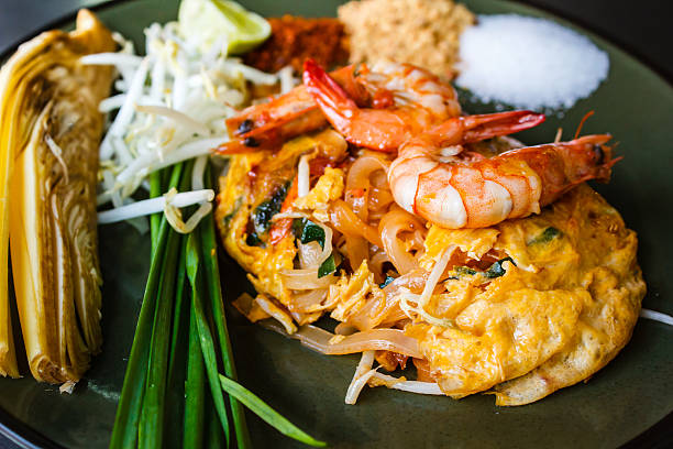 pad thai, thai fried noodles with shrimp and vegetables. - thailand thai culture thai cuisine pad thai imagens e fotografias de stock