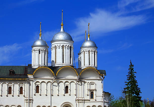 church of the  seventeenth-century in moscow kremlin - patriarchal cross imagens e fotografias de stock