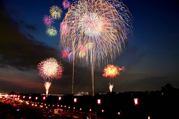 花火大会:板橋、東京 - pyrotechnics ストックフォトと画像