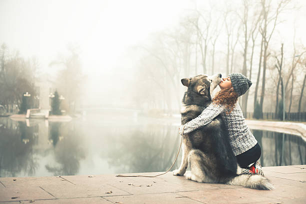 그녀의 개, 알래스카 malamute, 야외와 어린 소녀의 이미지 - people dog winter cute 뉴스 사진 이미지