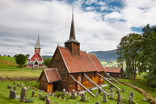 Iglesia tradicional noruega de madera. Rodven. Viaje a Noruega. Touri photo