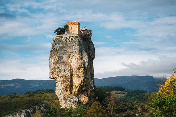 katskhi säule. georgische sehenswürdigkeiten. die kirche auf einer felsigen klippe. - monastery stock-fotos und bilder