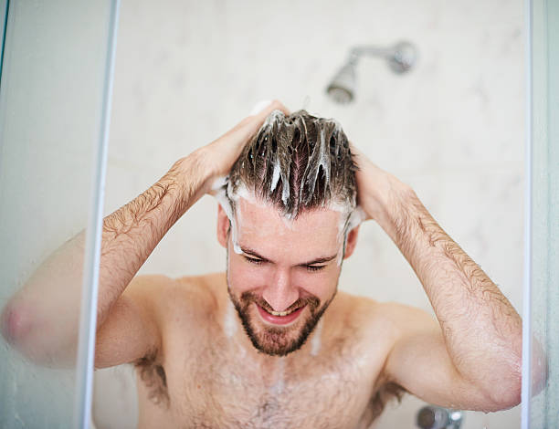 shampoo e condição para um couro cabeludo mais limpo - men stubble beard human hair - fotografias e filmes do acervo