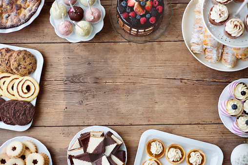 Mesa con pastel, pastel, cupcakes, tartas y cakepops. Espacio de copia. photo