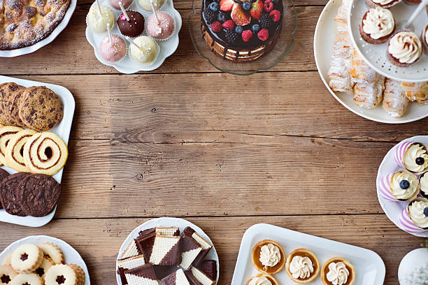 table avec gâteau, tarte, cupcakes, tartes et gâteaux. espace de copie. - pastry bakery biscuit cookie photos et images de collection