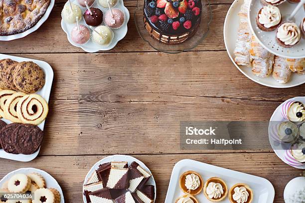 Foto de Mesa Com Bolo Torta Cupcakes Tortas E Cakepops Copie O Espaço e mais fotos de stock de Sobremesa