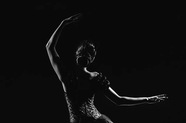 silhouette der jungen balletttänzerin, die vor der kamera steht - innenraum gegenlicht teenager dunkel rücken stock-fotos und bilder