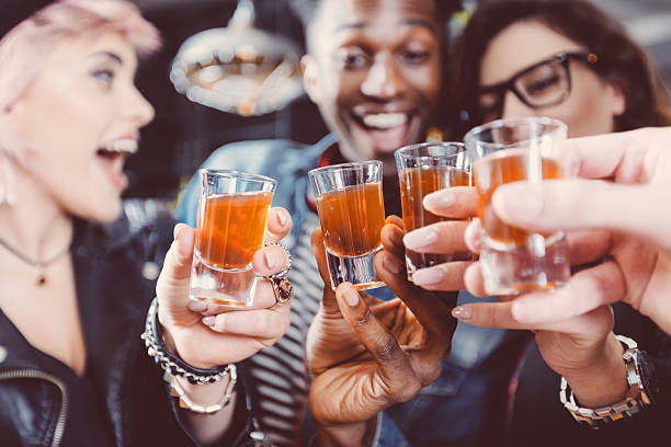 felizes amigos beber remates - tequila shot imagens e fotografias de stock