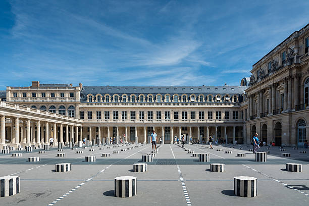 il palais royal di parigi - citytrip foto e immagini stock