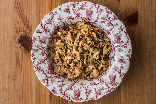 estofado de repollo turco con carne picada / kiymali kapuska. - bigos fotografías e imágenes de stock