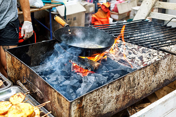 stary chiński wok pan z wrzącym olejem na ogniu - pan frying pan fire fried zdjęcia i obrazy z banku zdjęć