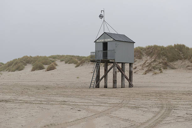 berühmtes seehäuschen het drenkelingenhuisje terschelling am neuen standort. - reputed stock-fotos und bilder