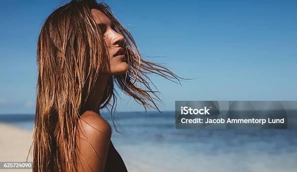 Hermosa Mujer Joven En La Playa Foto de stock y más banco de imágenes de Playa - Playa, Mujeres, Verano