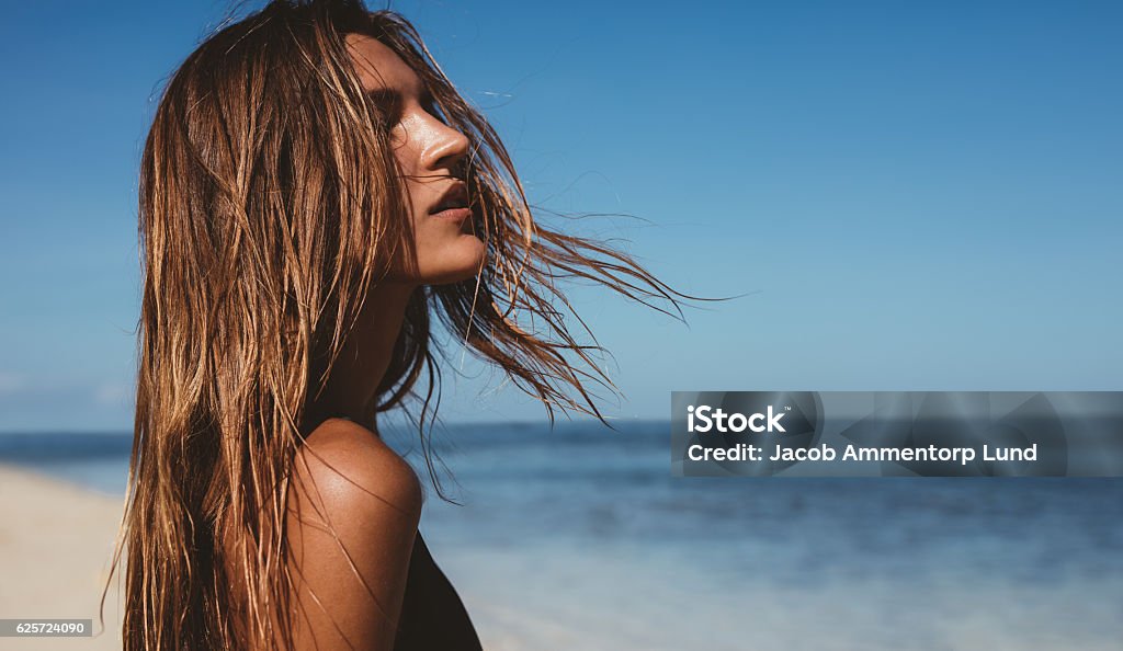 美しい若い女性のビーチ  - 浜辺のロイヤリティフリーストックフォト