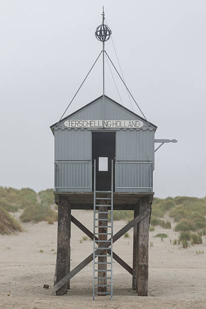 berühmtes seehäuschen het drenkelingenhuisje terschelling am neuen standort. - reputed stock-fotos und bilder