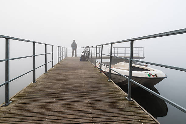 байкер в тумане на озере варезе, биандронно италия - eco turism стоковые фото и изображения