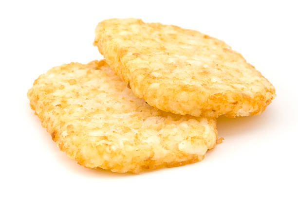 hash browns (congelados) - patata picada y frita fotografías e imágenes de stock