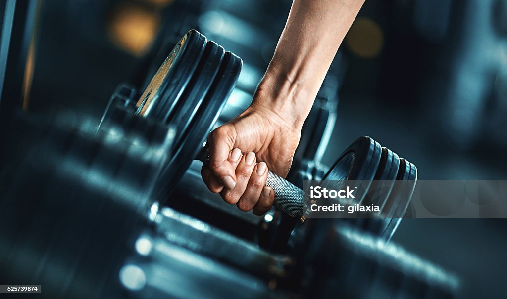 Nehéz súlyzós edzés. - Jogdíjmentes Edzőterem témájú stock fotó Nehéz súlyzós edzés. - Jogdíjmentes Edzőterem témájú stock fotó