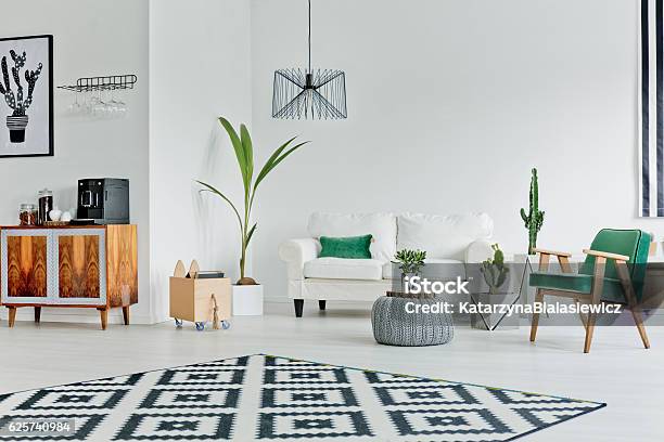 Amplia Habitación Con Alfombra Patrón Foto de stock y más banco de imágenes de Interior - Interior, Cultura escandinava, Diseño - Temas