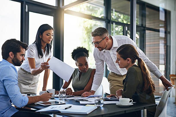 scambio di idee in sala riunioni - planning business person clothing well dressed foto e immagini stock