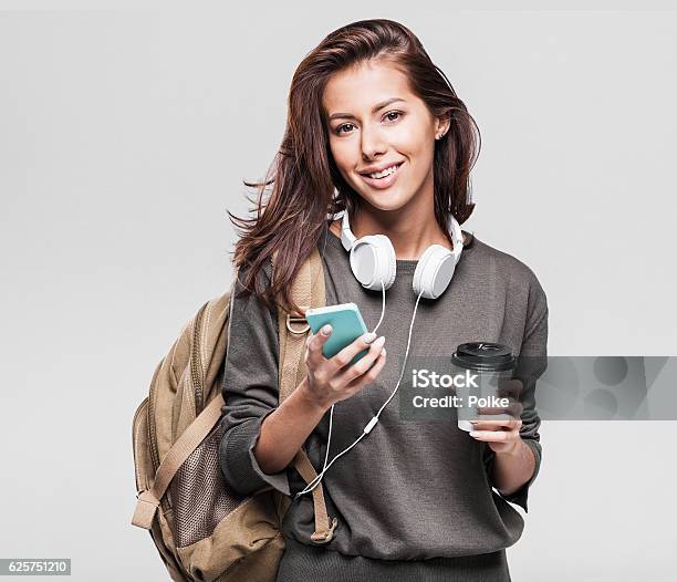 Feliz Joven Estudiante Usando El Teléfono Inteligente Foto de stock y más banco de imágenes de Mujeres
