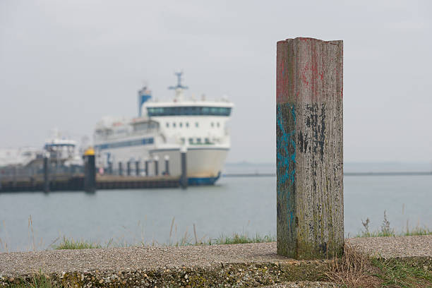 西テルシェリング港の堤防にあるボラード。 - industrial ship 写真 ストックフォトと画像