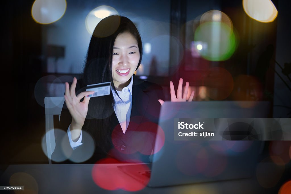 Woman shopping over night - Royaltyfri Internet - Teknologi Bildbanksbilder