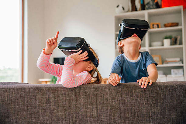 bambini che esplorano la tecnologia della realtà virtuale - video game family child playful foto e immagini stock