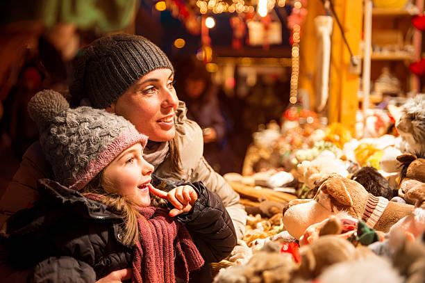 ilości prezentów świątecznych - winter family child snow zdjęcia i obrazy z banku zdjęć