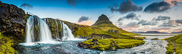 bergwasserfälle unter felsigen gipfeln panorama bei sonnenaufgang kirkjufell island - snaefellsnes stock-fotos und bilder