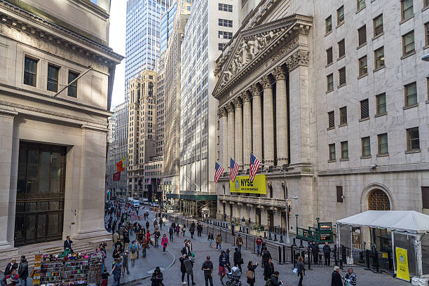 нью-йоркская фондовая биржа - wall street new york stock exchange stock exchange street стоковые фото и изображения