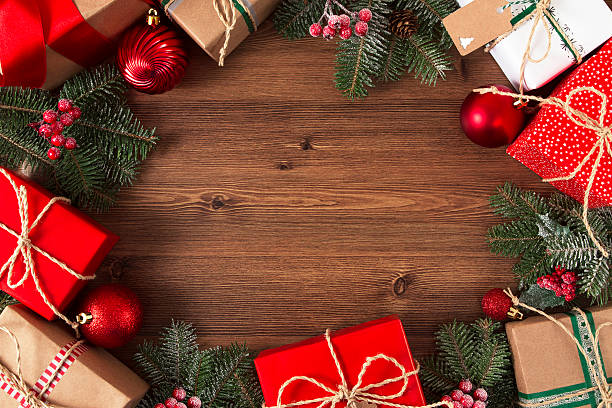 caixas de presente de natal com bugigangas e galho de árvore de abeto - christmas tree fir tree branch christmas - fotografias e filmes do acervo
