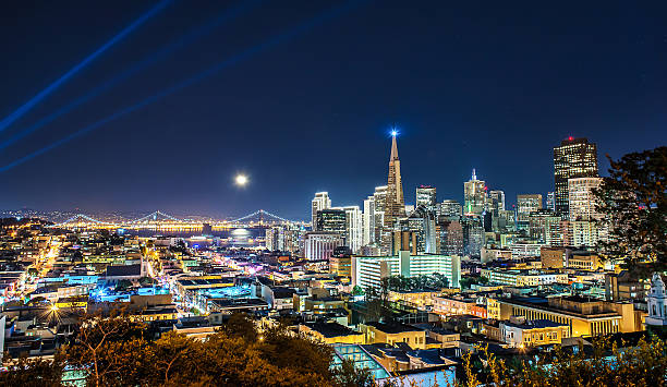 super lune au-dessus de san francisco - financial district photos et images de collection