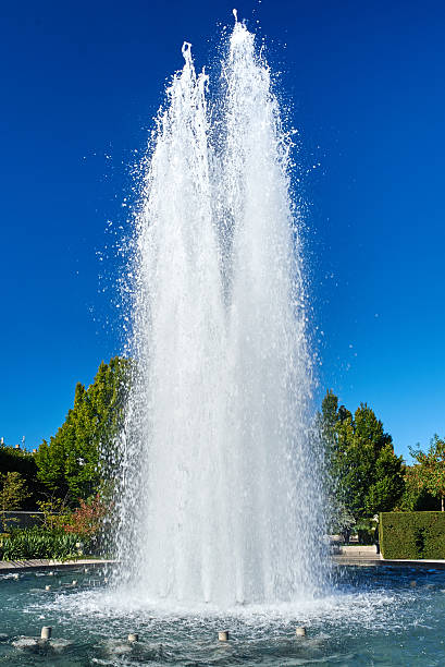 brunnen - fountain water physical pressure splashing stock-fotos und bilder