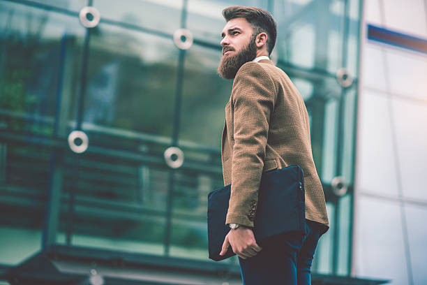 hipster biznesmen z torbą na laptopa spacer po ulicy miejskiej - watch watching businessman young adult zdjęcia i obrazy z banku zdjęć