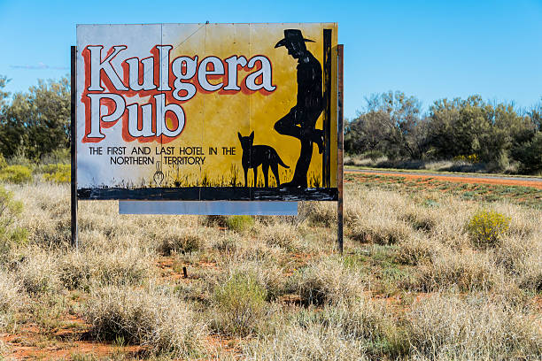 kulgera pub sign, territorio del norte, australia - alice springs public building outdoors horizontal fotografías e imágenes de stock