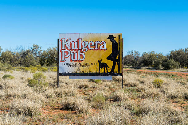 kulgera pub sign, territorio del norte, australia - alice springs public building outdoors horizontal fotografías e imágenes de stock