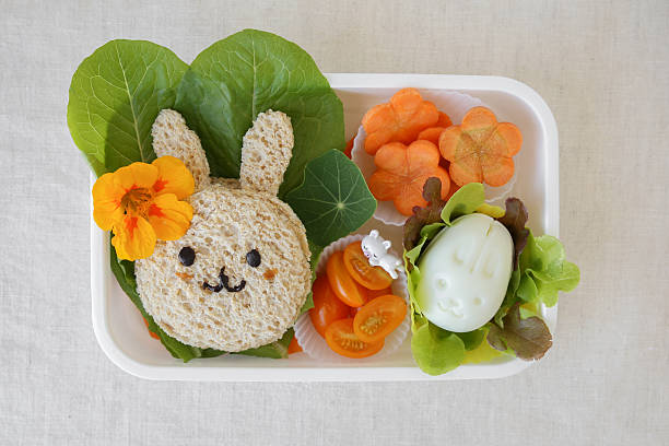 pascua buny caja de almuerzo saludable, arte de la comida divertida para los niños - bento fotografías e imágenes de stock