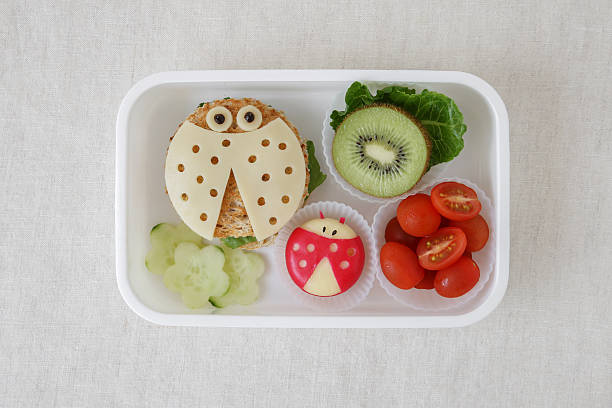 marienkäfer marienkäfer gesunde lunchbox, spaß essen kunst für kinder - lunch box lunch sandwich green stock-fotos und bilder