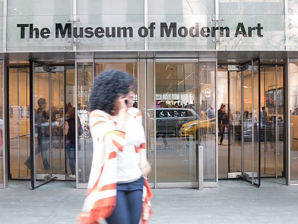 woman on phone in front of moma nyc - 紐約市現代藝術博物館 個照片及圖片檔