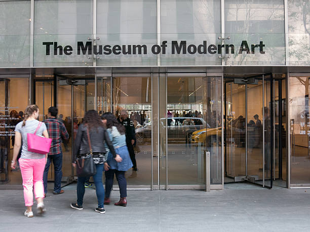 group enters museum of modern art new yrok - 紐約市現代藝術博物館 個照片及圖片檔