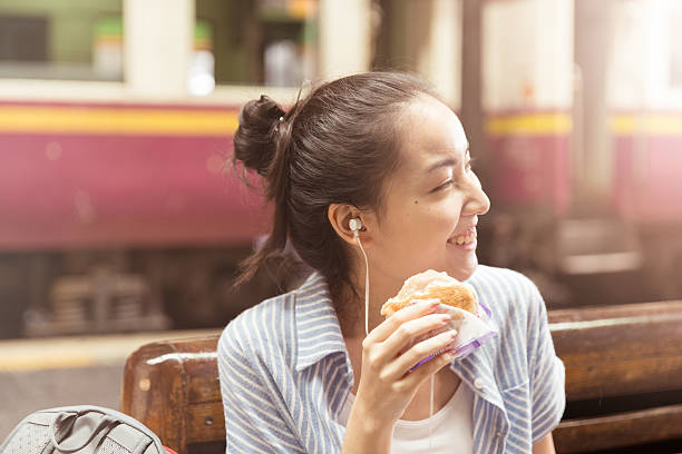 joven viajero asiático - asian cuisine audio fotografías e imágenes de stock