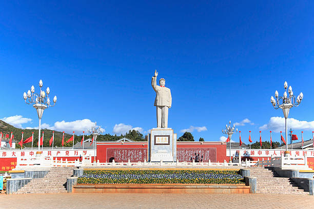 массивная статуя на главной площади мао цзэдуна в лицзяне - mao tse tung стоковые фото и изображения