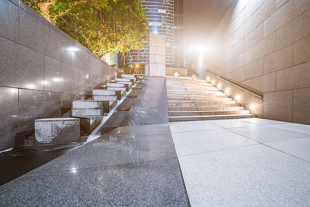 town square at night - elevated walkway imagens e fotografias de stock