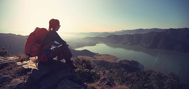 mujer mochilera exitosa disfrutar de la vista en la cima de la montaña - relajación fotos fotografías e imágenes de stock