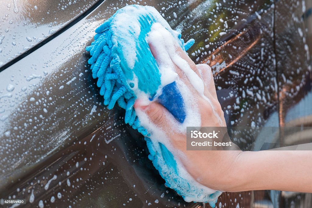 Hand waschen braun Auto mit blauen Schwamm und Blasen (Schaum) - Lizenzfrei Auto Stock-Foto