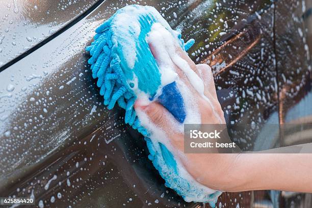 Hand Waschen Braun Auto Mit Blauen Schwamm Und Blasen Stockfoto und mehr Bilder von Auto