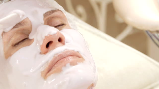 Applying of alginate facial mask