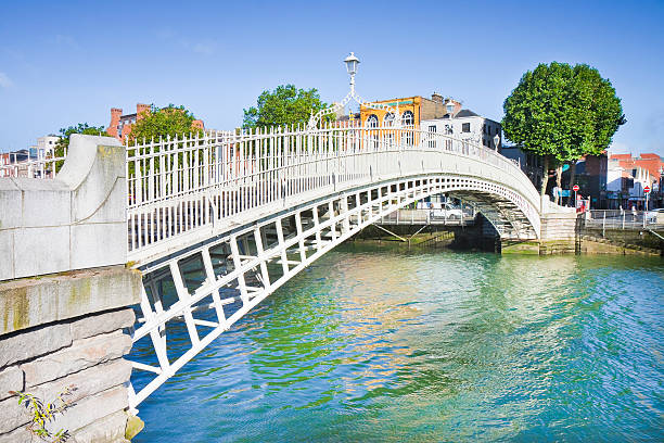 le pont le plus célèbre de dublin - dublin ireland bridge hapenny penny photos et images de collection